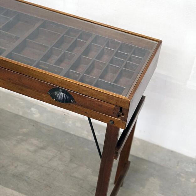 Konsolinis staliukas su skyreliais 1